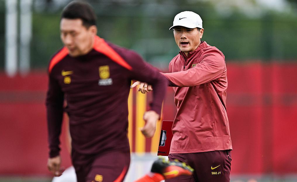 开云体育官方网站-2-0到2-2！中国男足痛失好局，2球领先遭绝平，邵佳一带队3场不败